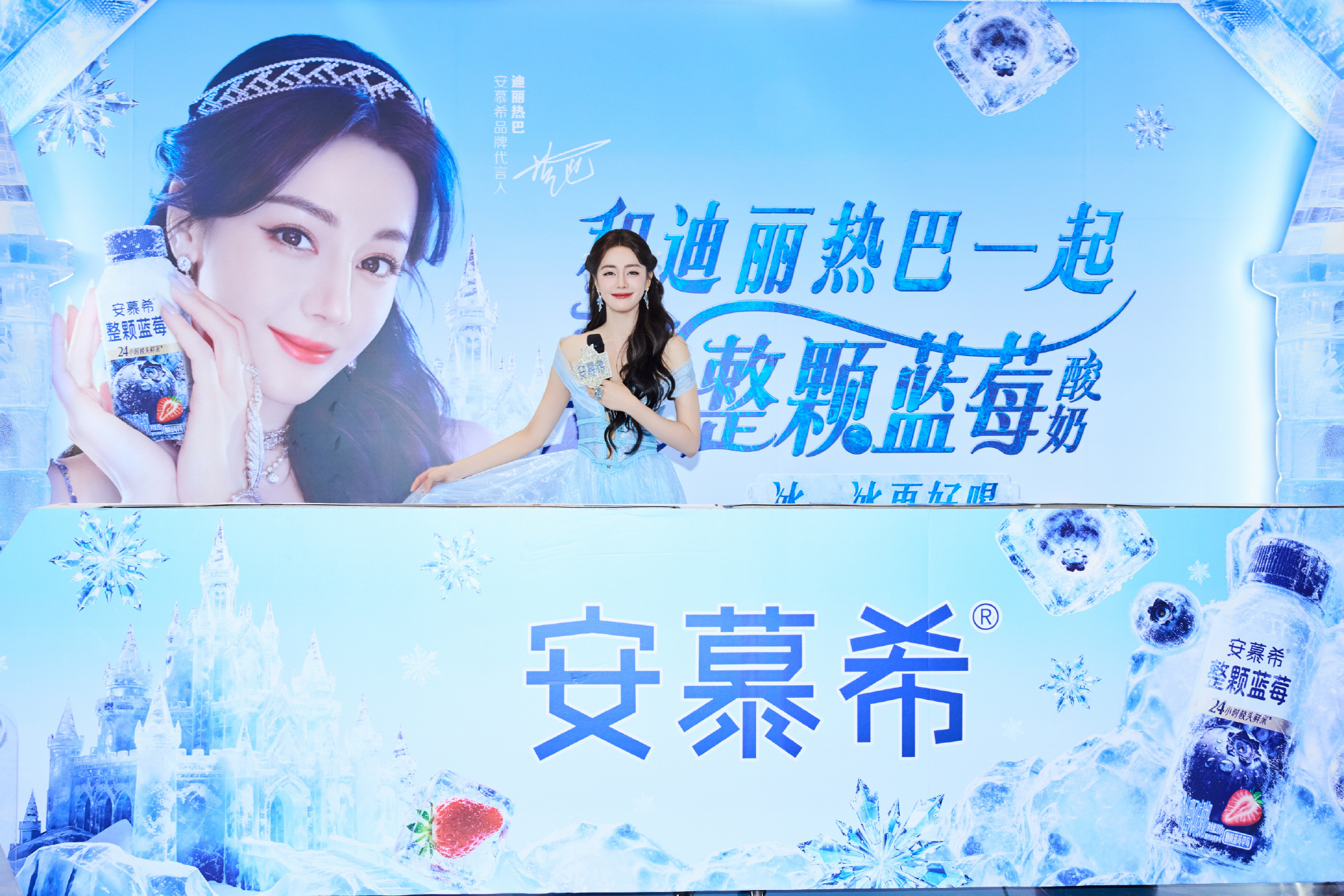 迪丽热巴全程都很不自在 热巴这清爽蓝调夏日穿搭也太好看了吧。迪丽热巴