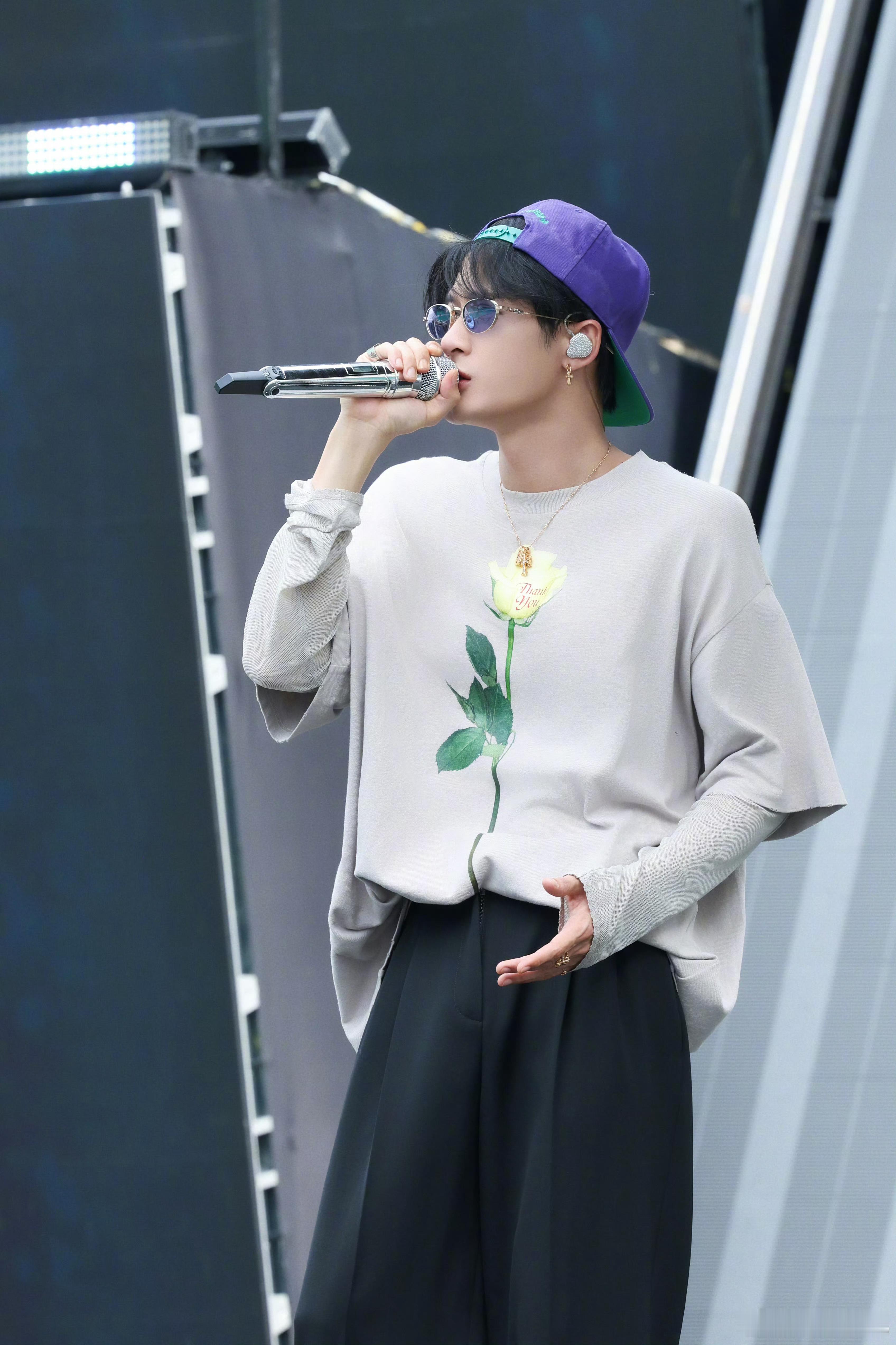 这就是明晃晃的偏爱！！期待今晚！！檀健次胸前一朵黄玫瑰