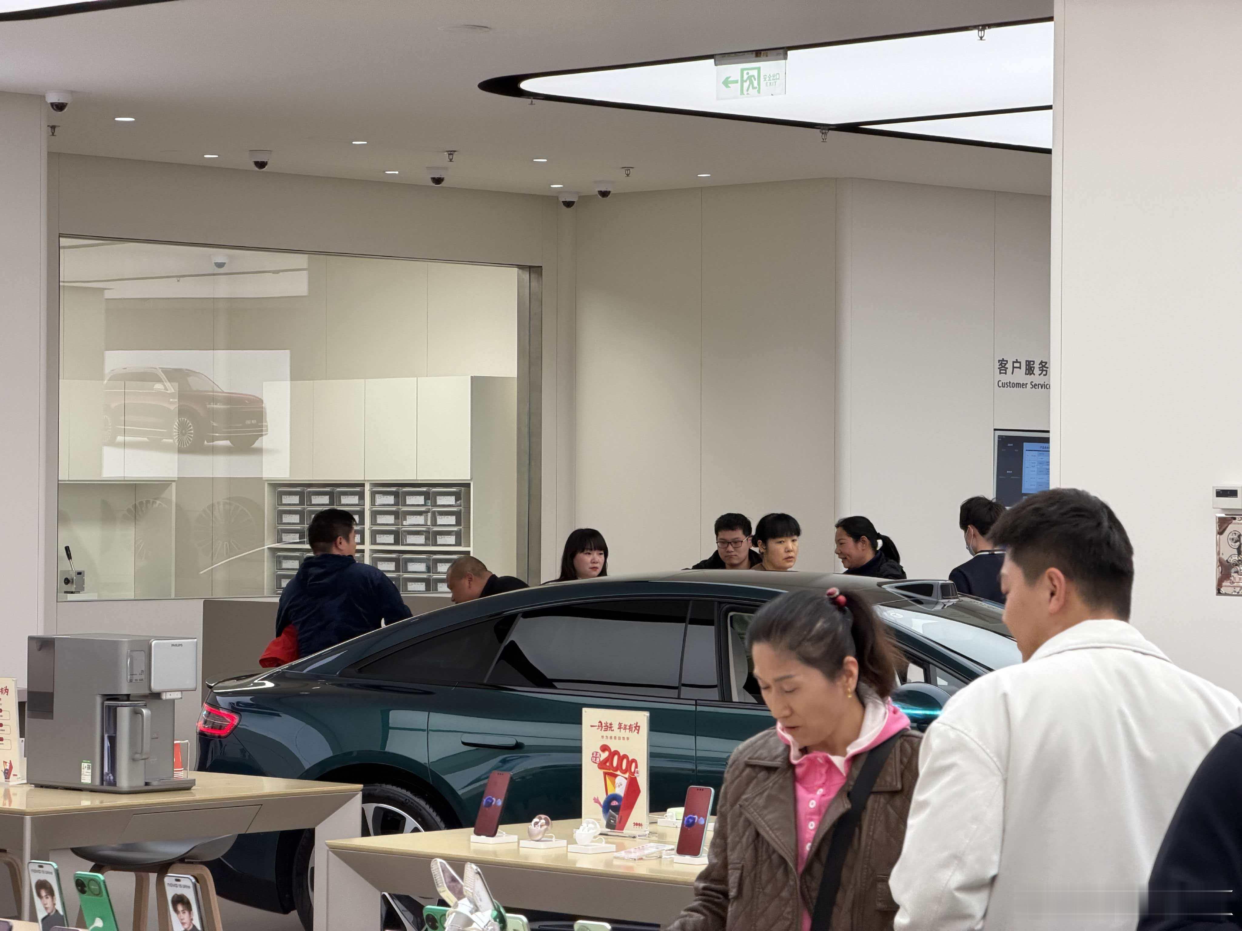 鸿蒙智行现在也太火了吧！过年回县城老家鸿蒙智行的车随处可见，今天回来路过华为体验