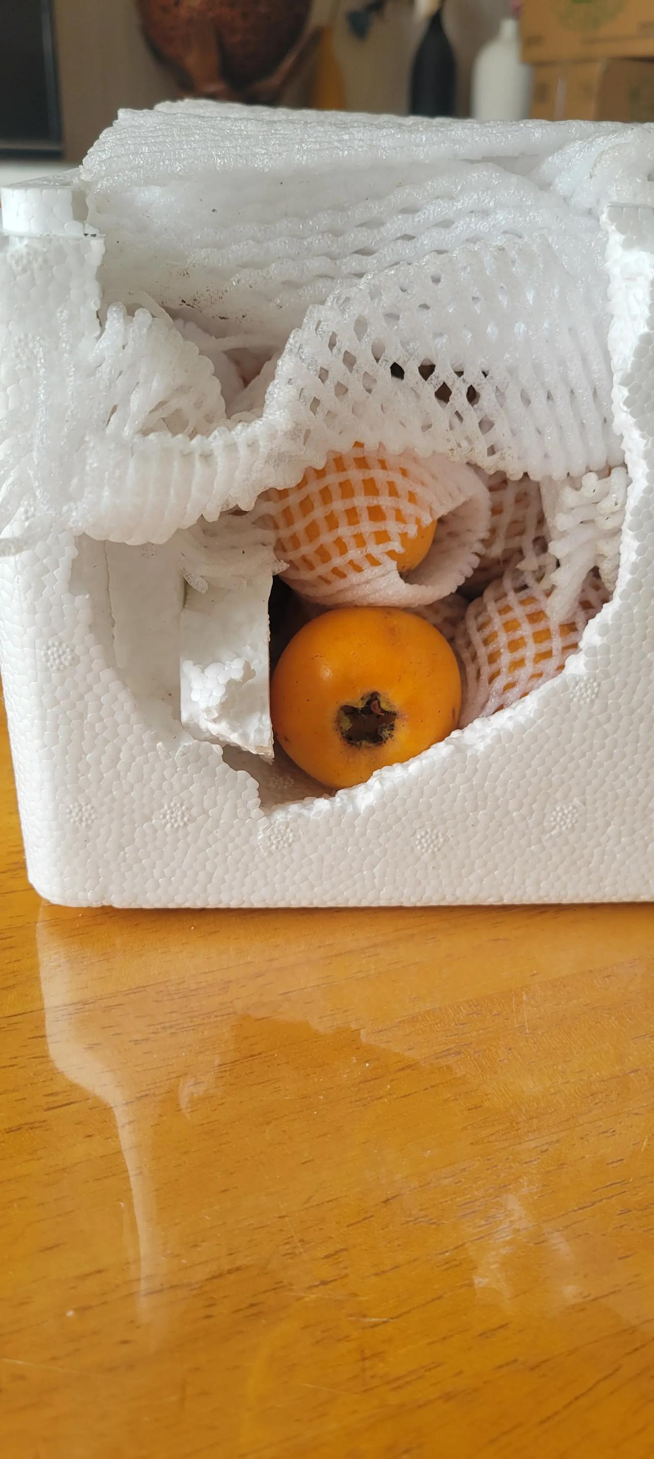 麻烦顺风快递的搬运人员下手轻点！
顺风快递速度在各种快递中速度最快，这是事实。但