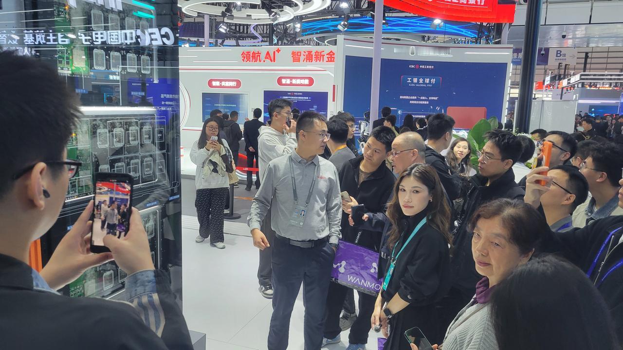 企业搞AI，最头疼的其实不是钱。真正要命的是技术路线被厂商“锁死”，系统僵得像个