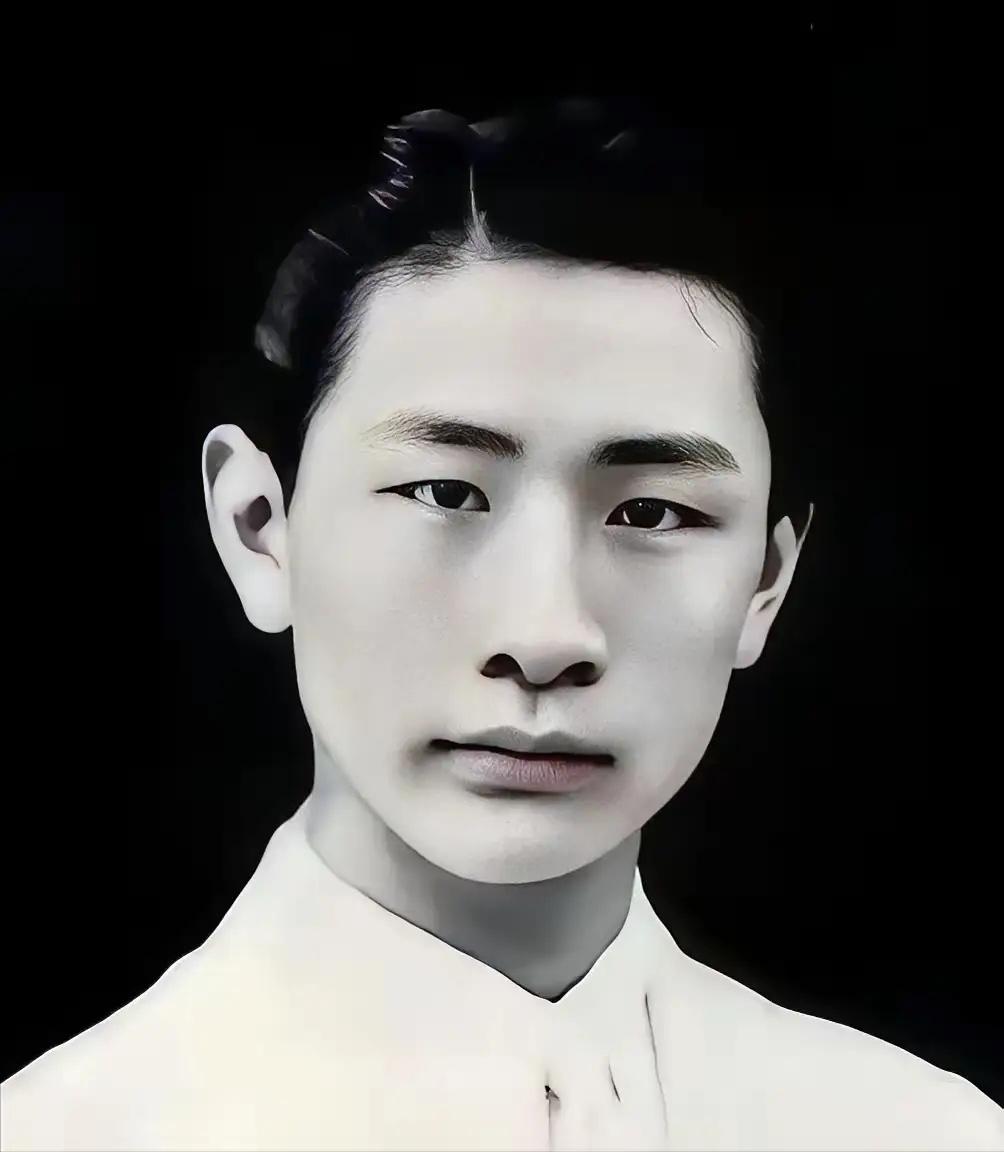 1940年，熟睡中的冯运修，突然感觉不对劲，好像是日军包围他家了。他从枕头下摸出