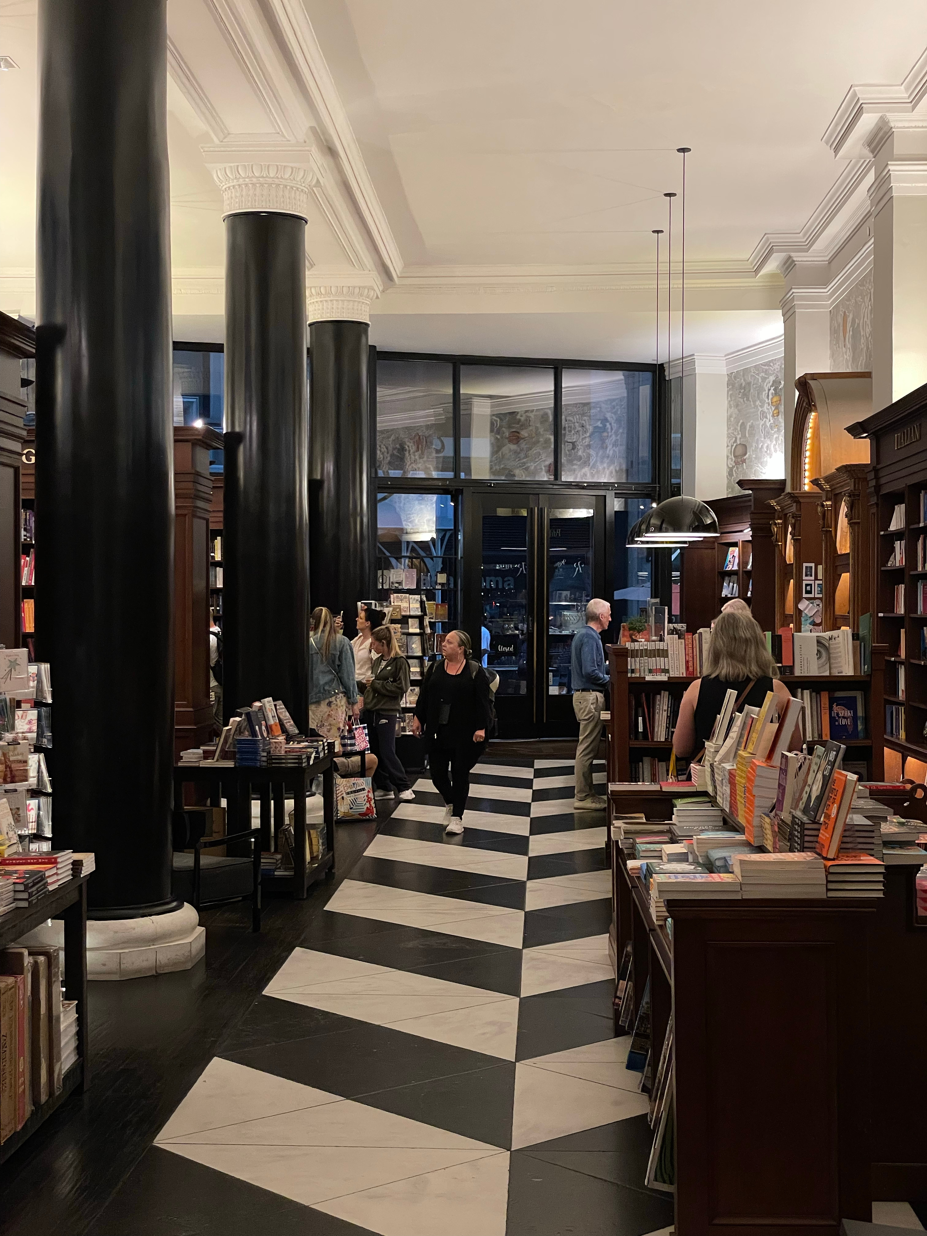 下雨天，去喜欢的书店看了一下午书。rizzoli，不知道为什么搜不到这个书店的定
