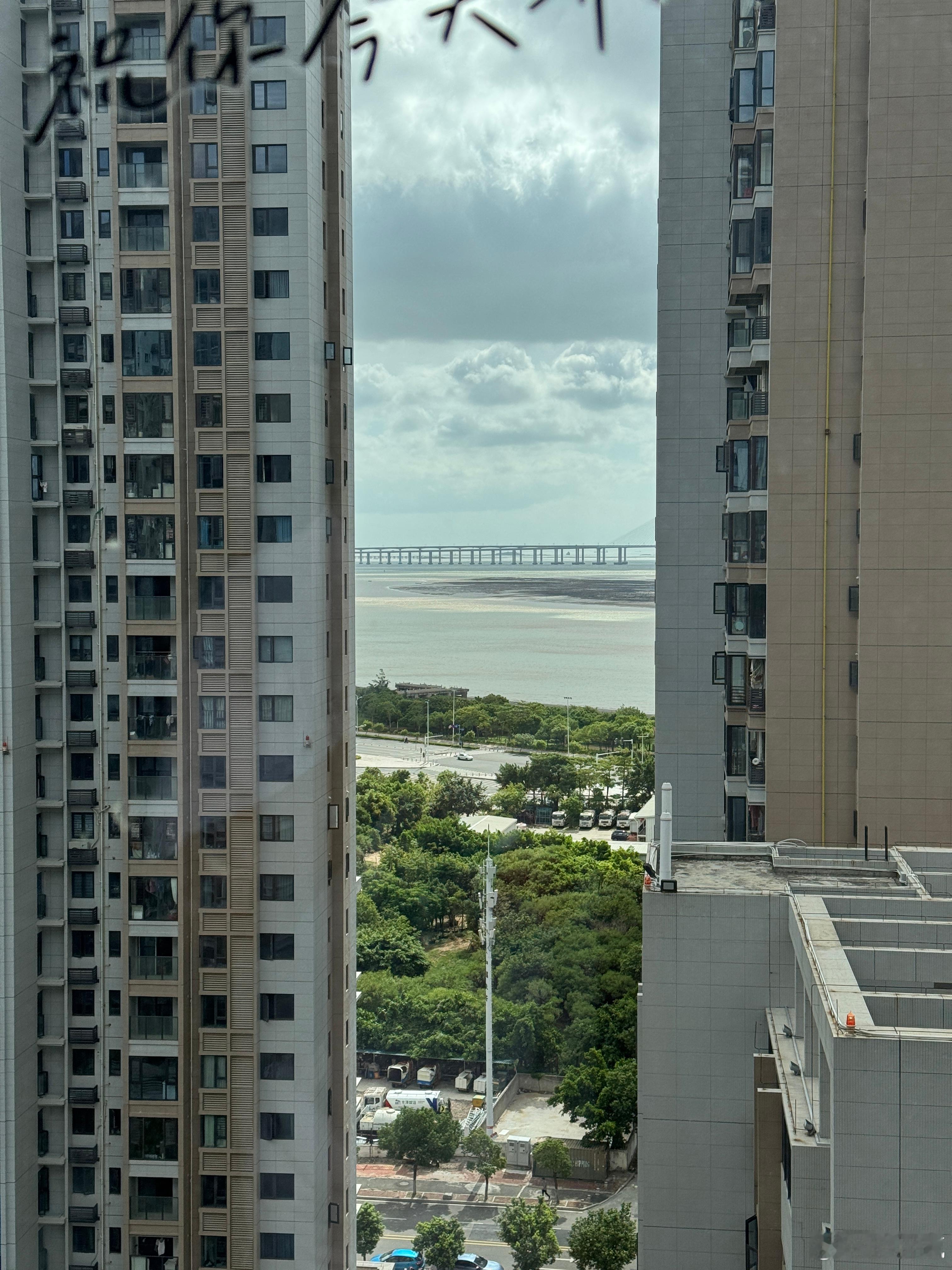 在北京只有条件住六环外的城乡结合部，来泉州随随便便就能住上“一线”海景房，早上睁
