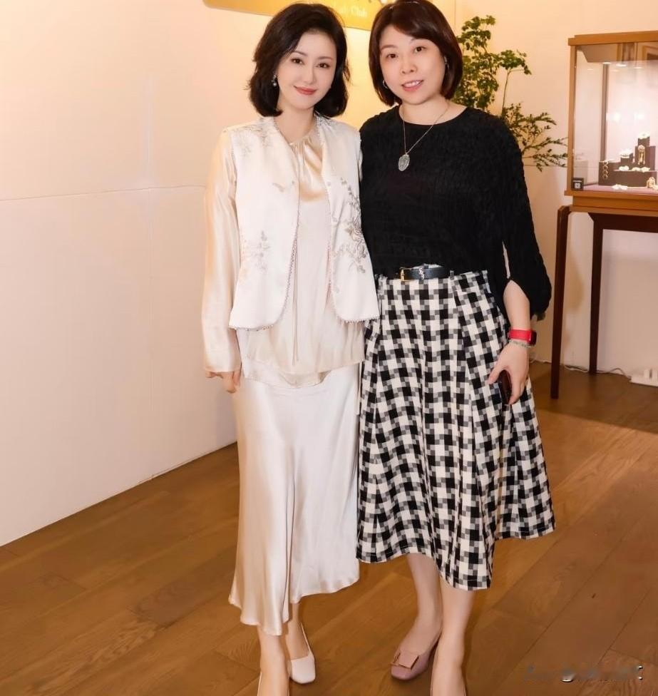 好喜欢我表姐的穿搭 ，
两位表姐大舅家的女儿。
一位是阔太太做生意的 ，
一位是