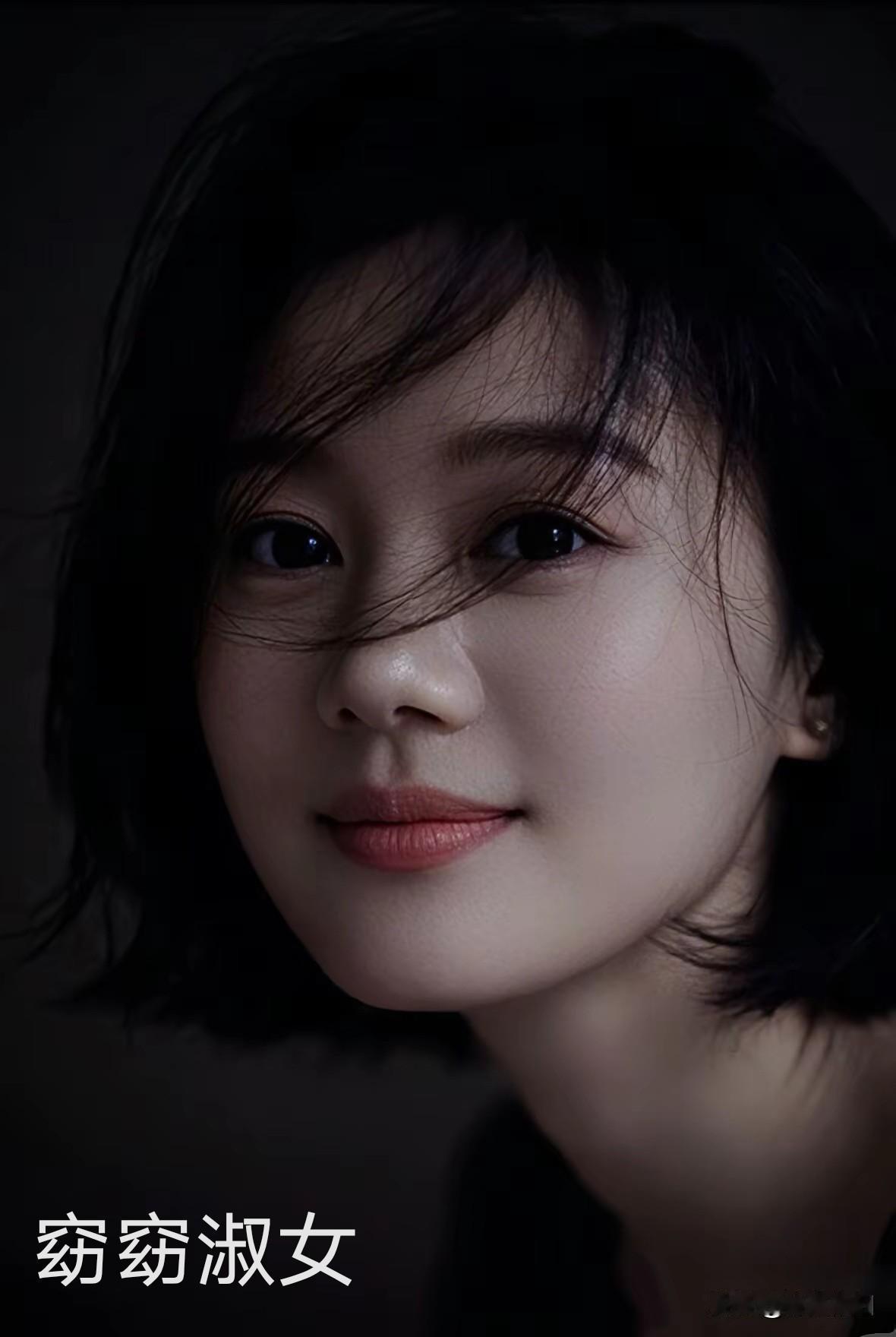 夜色轻柔，光影细细勾勒出她静谧的侧颜。短发微微扬起，几缕发丝随风轻轻颤动，眼底藏