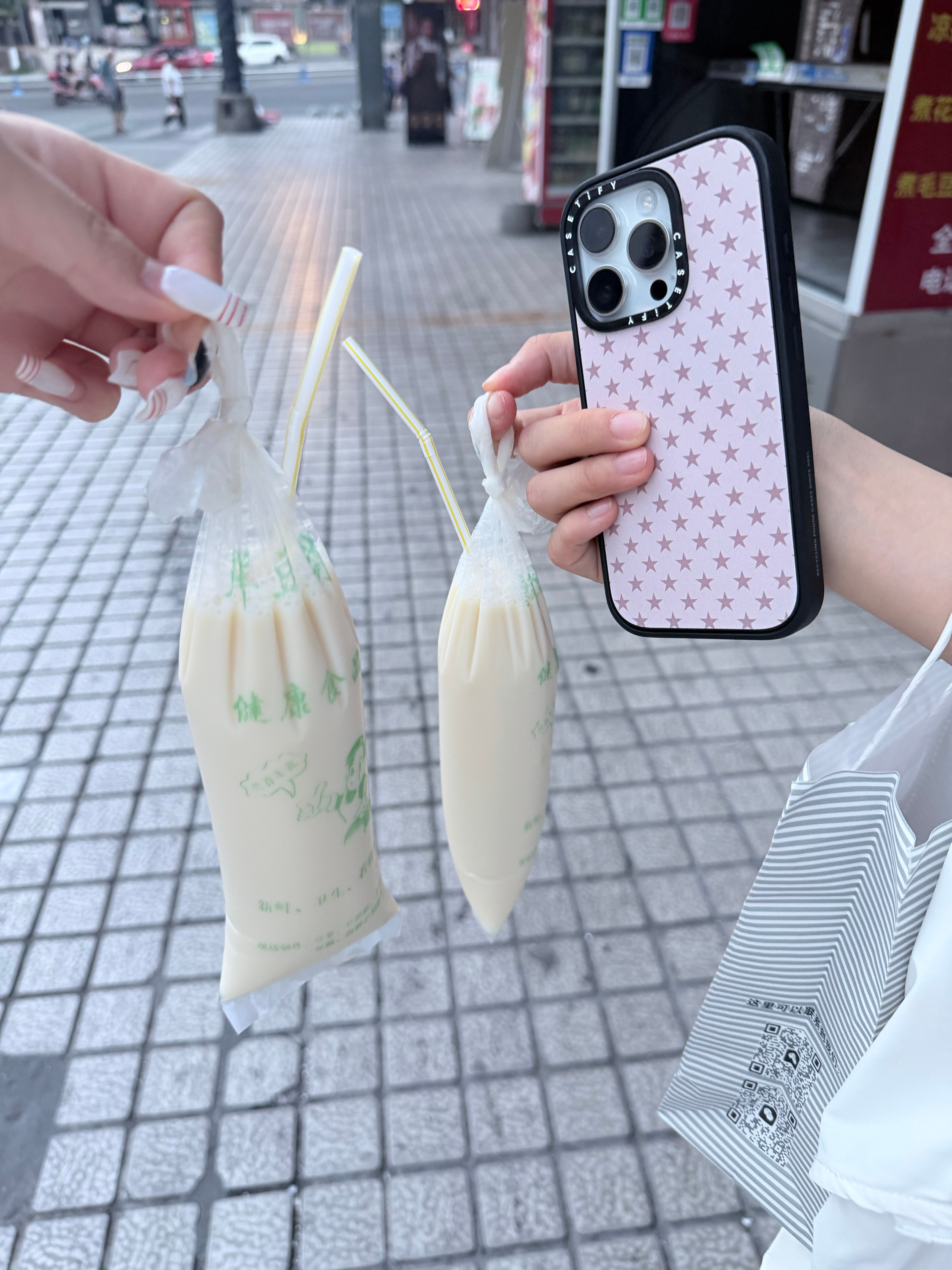 笑死我了和3日大王🀄️到现在 十二个小时…我们去买豆浆 她给叔叔说我们起来散步