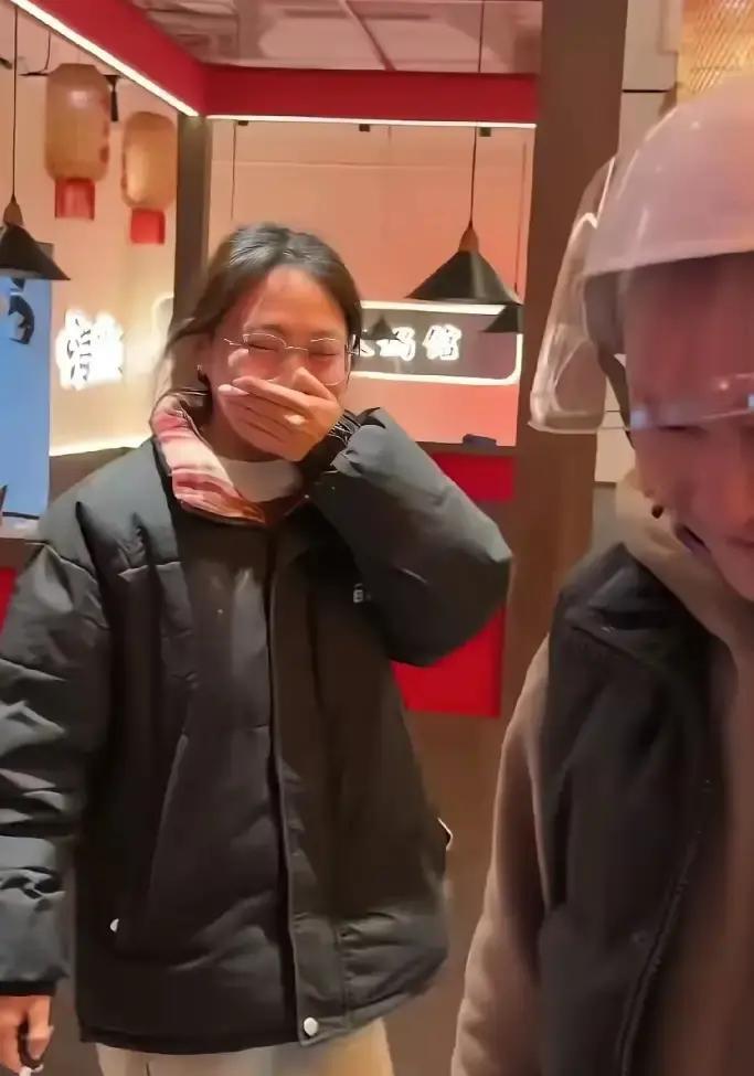 四川，一女子在火锅店打工，发现电瓶车被偷了，就发了个朋友圈吐槽:“贼太好心，偷了