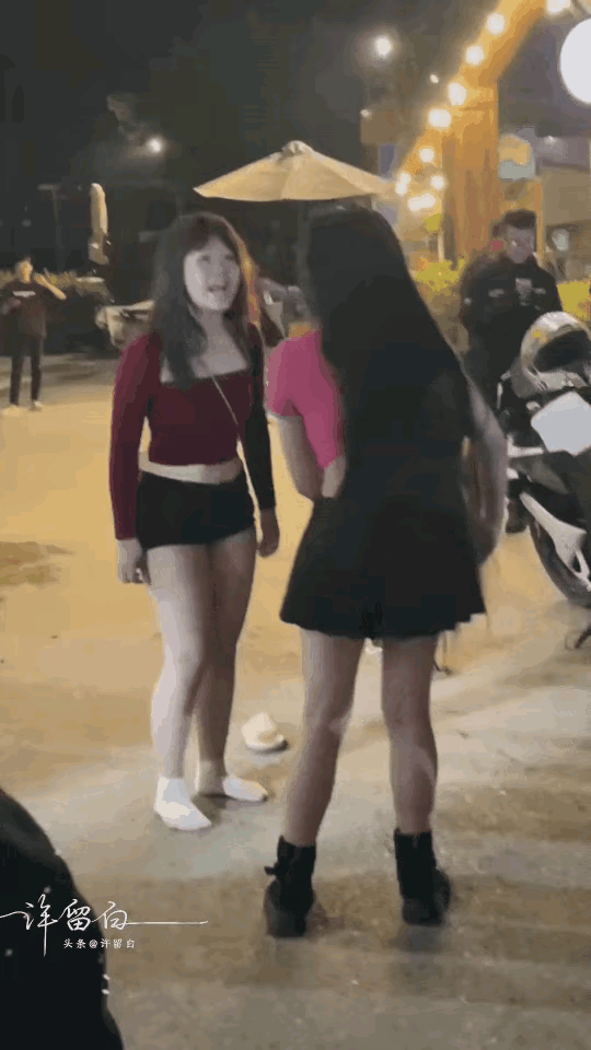 俩女人街头发生争执，高个女子从盘起头发起就准备动手了。