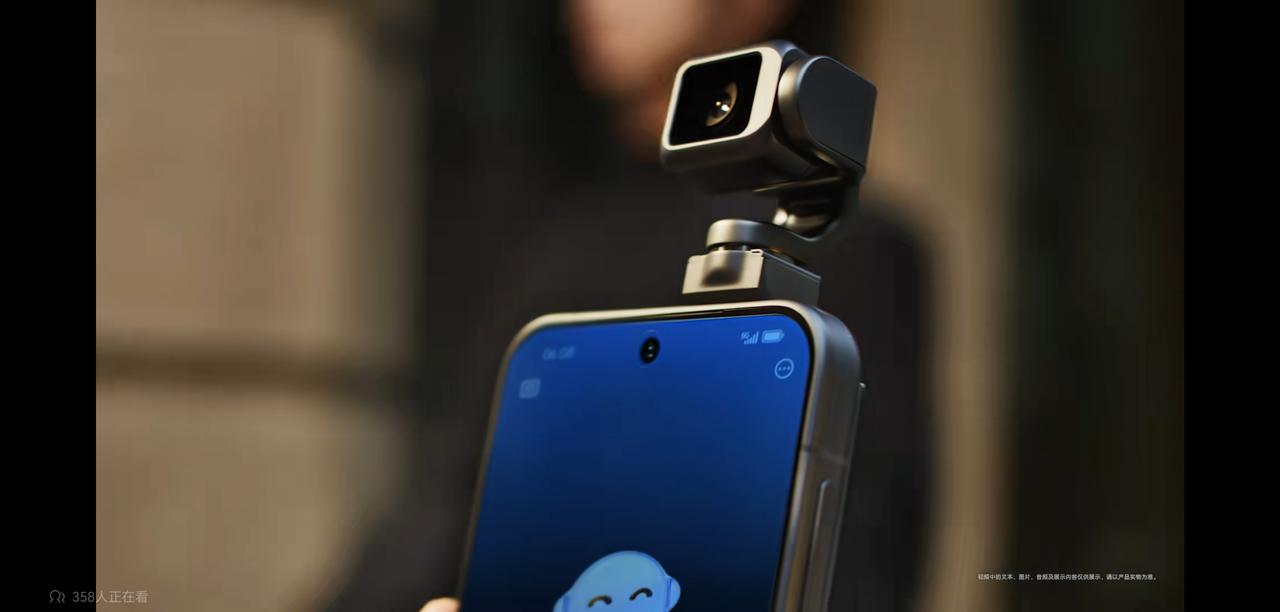 没想到荣耀真的把这款同时拥有[手机+云台]功能的萝卜手机给量产了，我一直以为只是