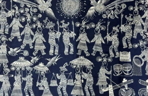 秦岭笑谈贵州黄衣服蜡染翻红 这波翻红真的不意外！暖黄底色配蓝白蜡纹，既有东方雅致