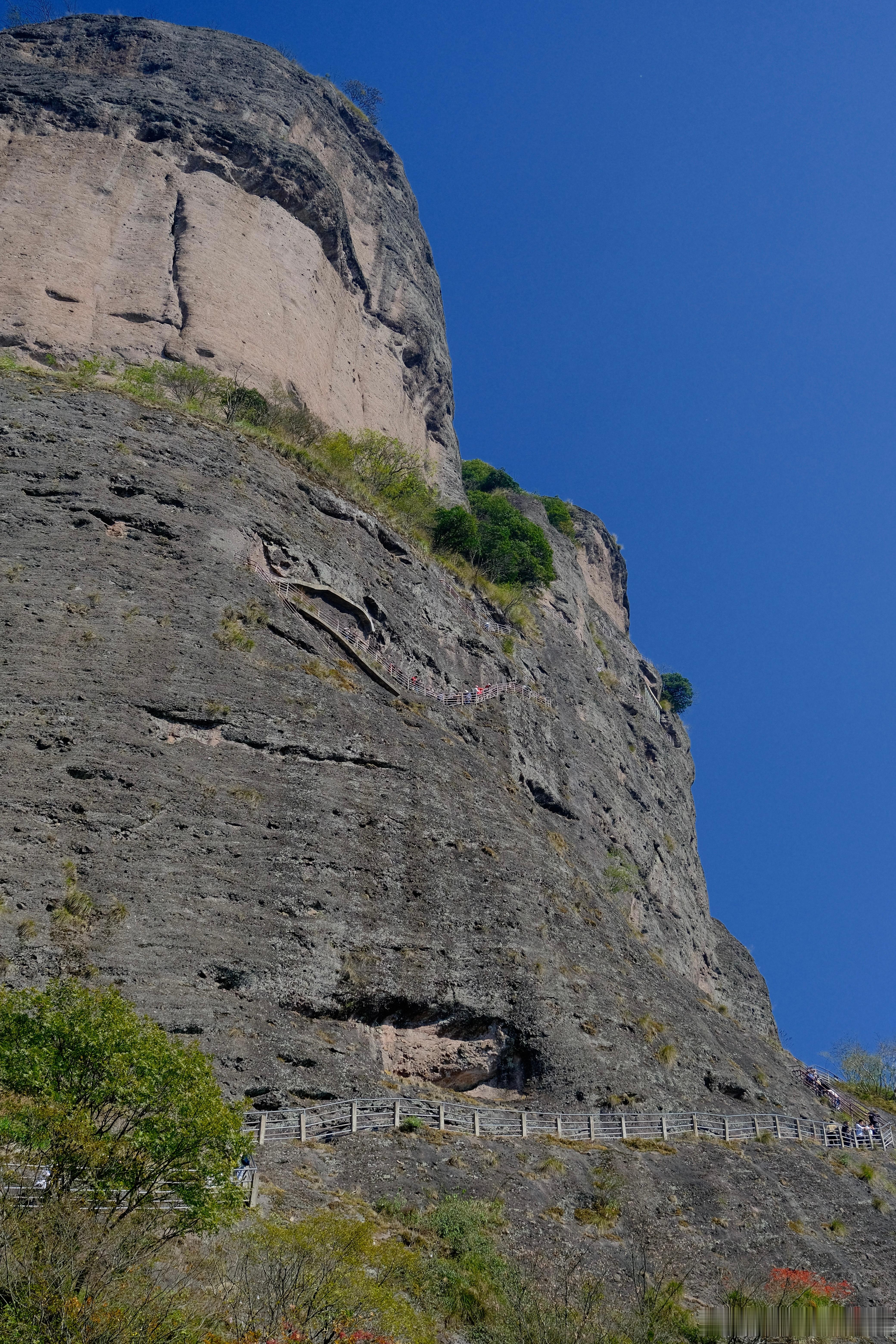 周一、二连着两天爬江郎山和玉皇山，虽然都不高，但对于许久没爬山的人来说，也是高强