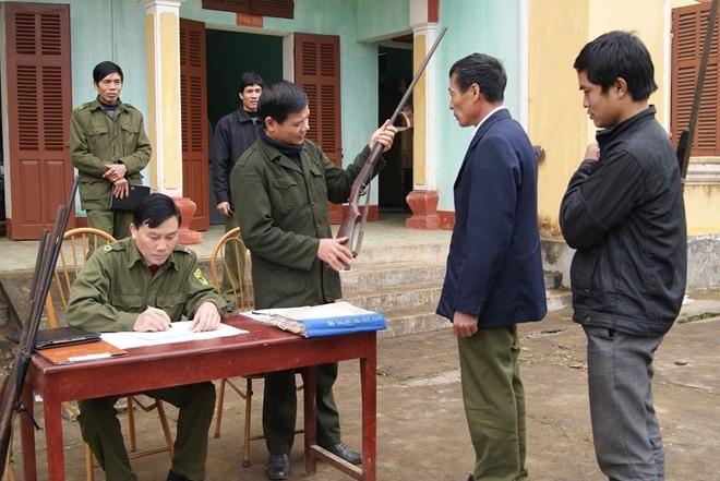 越南辅警基层安全部队成员在接收民众上交的枪支