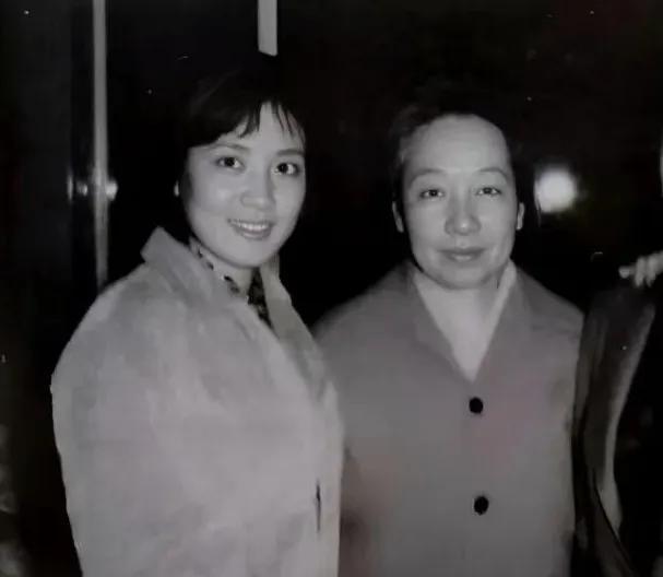 李秀明与于蓝老师
一个是北影五六十年代的头牌花旦，一个是七八十年代北影的头牌
8