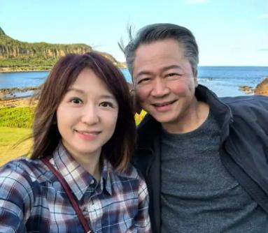 67岁赖岳谦被台大断了讲座，退休金也被卡，干脆带着老婆飞福建看房。

了解赖岳谦