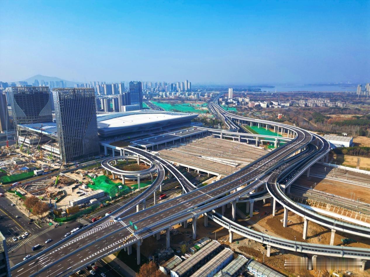 12月29日22:00起，西二环至洪桥路段及相关匝道率先开通，30日10点十里店