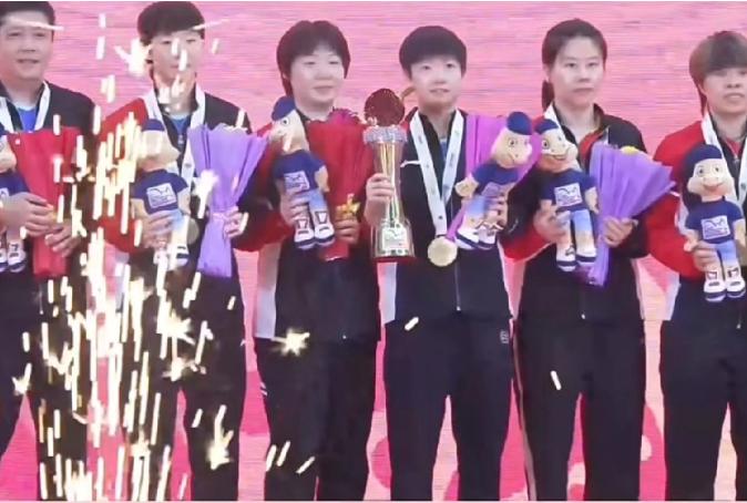 深刻意识到了国家统一的重要性，当看到中国队和香港队都站在最高领奖台的时候，港队放