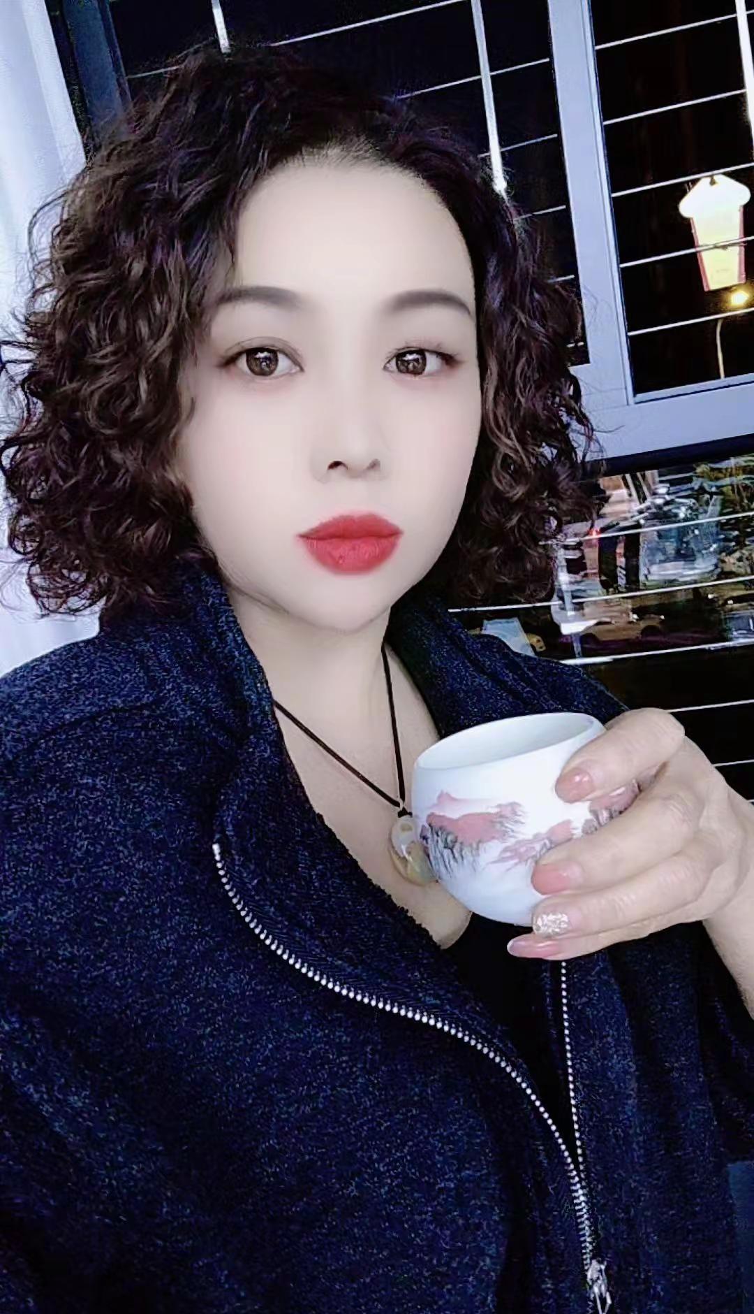 人到了一定的年纪，就会喜欢活在自己的热爱里，而不是别人的眼光里，不被定义，你可以