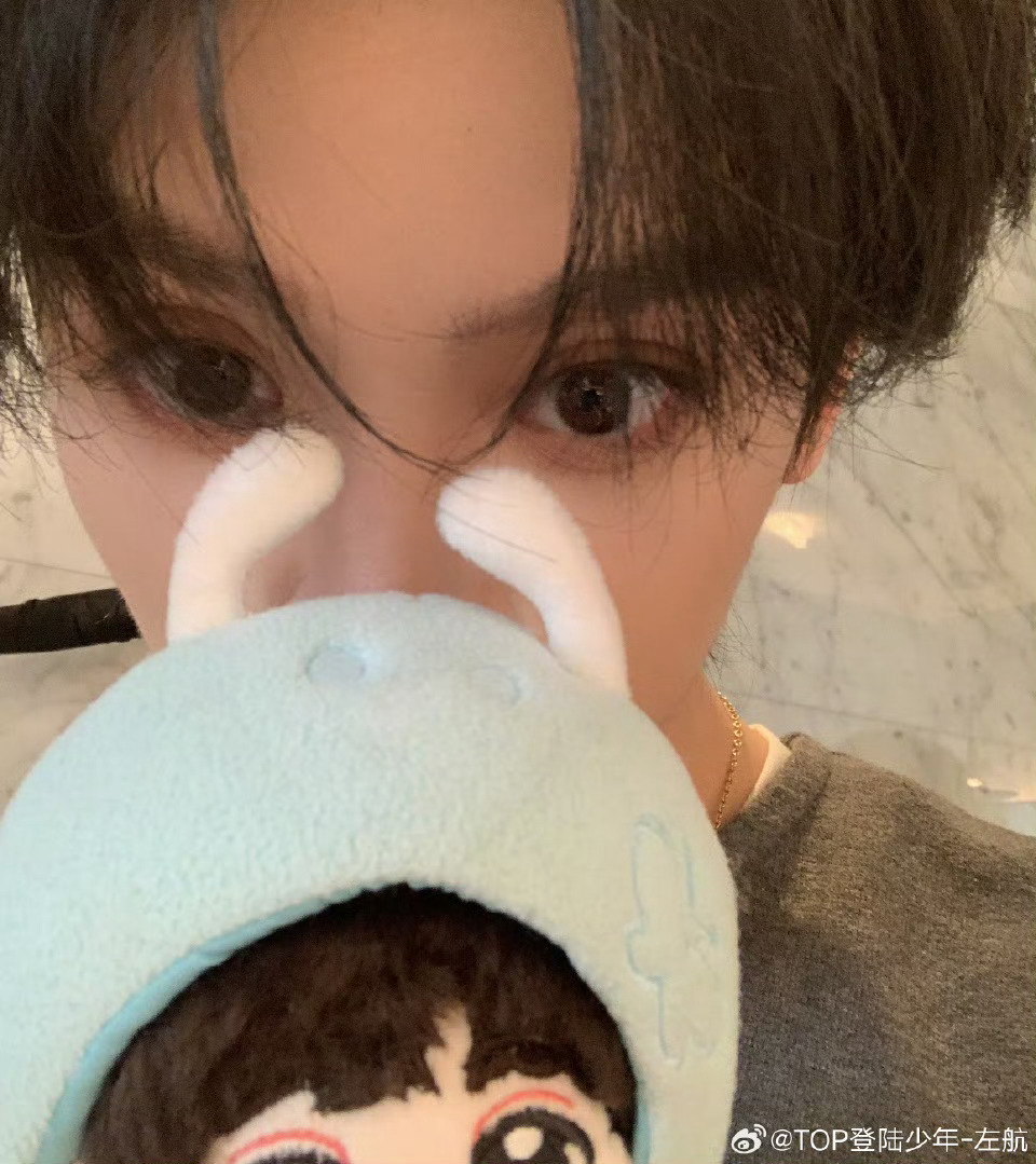 左航发了厚米左航发了自己的小猫厚米 直播答应的厚米照片，下播立刻兑现！并配文“今