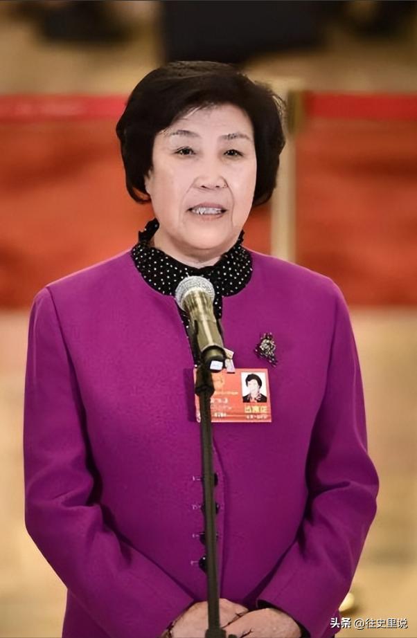 1980年，33岁的郭凤莲被叫进大寨党支部办公室，上级来人念了一份调令：免去大寨