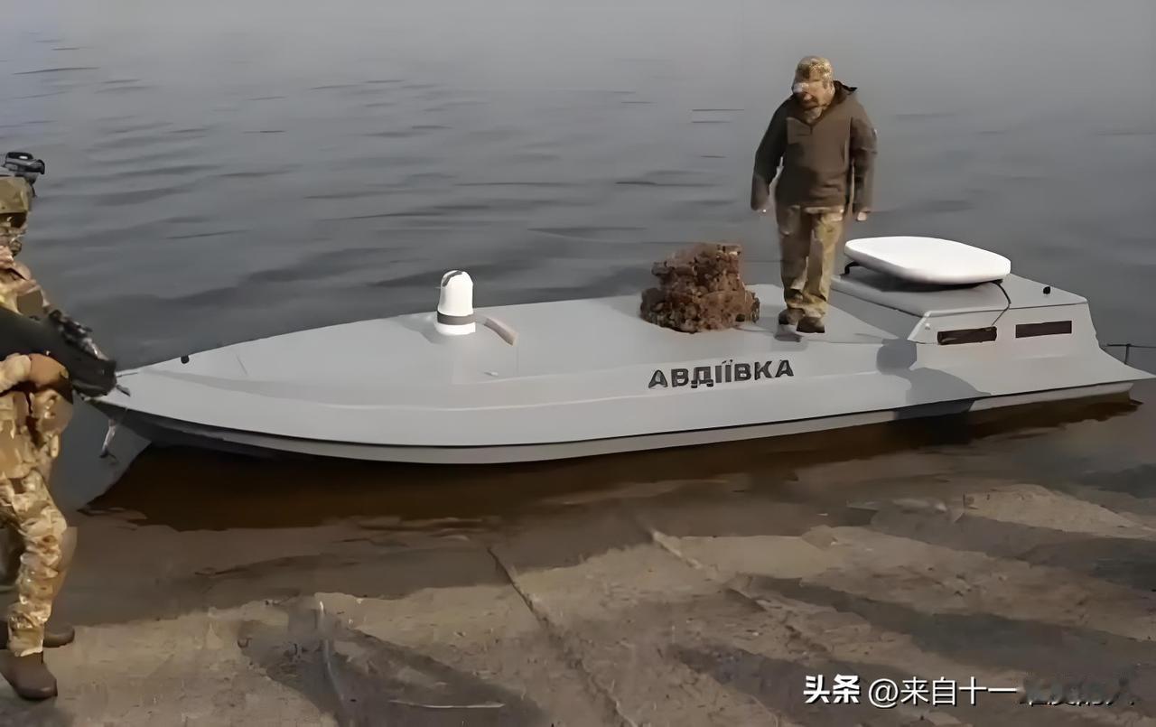 罗马尼亚摧毁乌克兰无人艇
据《EADaily》12月3日报道，罗马尼亚军方在黑海