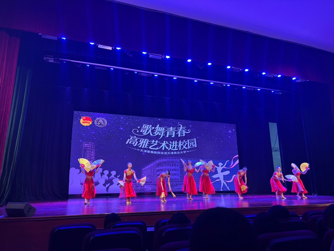 看歌舞团表演，老王想看的是恒大歌舞团 