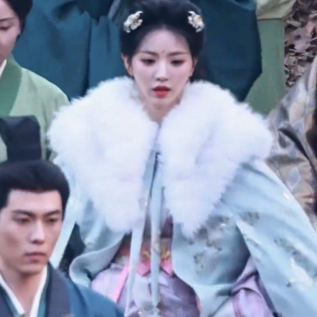 田曦薇嫁金钗新造型哇塞，看得出来电视剧《嫁金钗》剧组居然把田曦薇当公主来宠的吧～