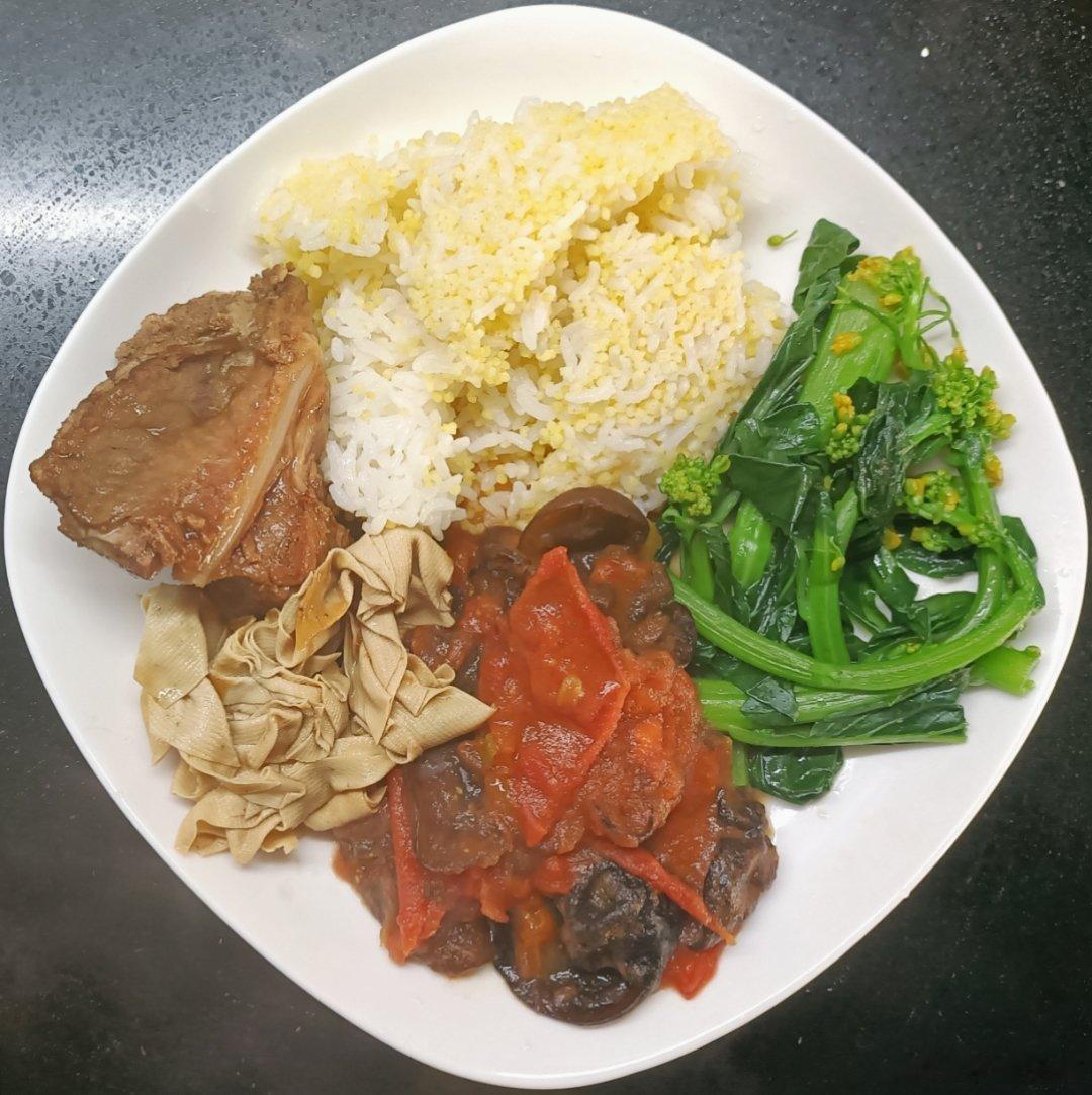 #老年人进补宝典# 我的午餐：二米饭，烧扇子骨+豆腐皮，番茄木耳，水油煮小菜心(