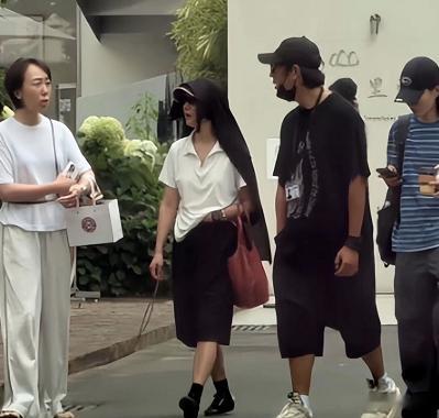 近日，陈坤和周迅被拍到在北京一起聚餐，俩人穿搭都十分低调朴素，没有明星架子，出门