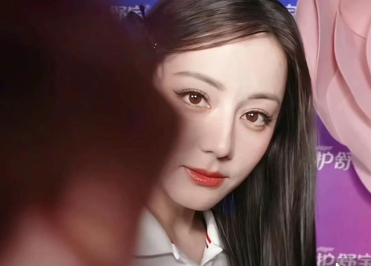 dlrb迪丽热巴毛绒兔穿搭 
“庄园有无数朵玫瑰，我唯独看向了你”
𝑻𝒉𝒆