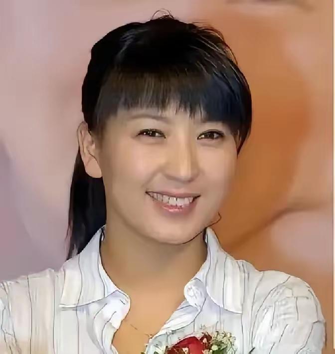 直播卖袜子第 7 天，闫学晶被剧组连夜退货！
​她还对着手机喊 “家人们冲” 带