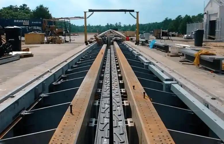 马伟明院士提出，在青藏高原修建两公里长的电磁发射轨道。专家实地论证后认为这项设想