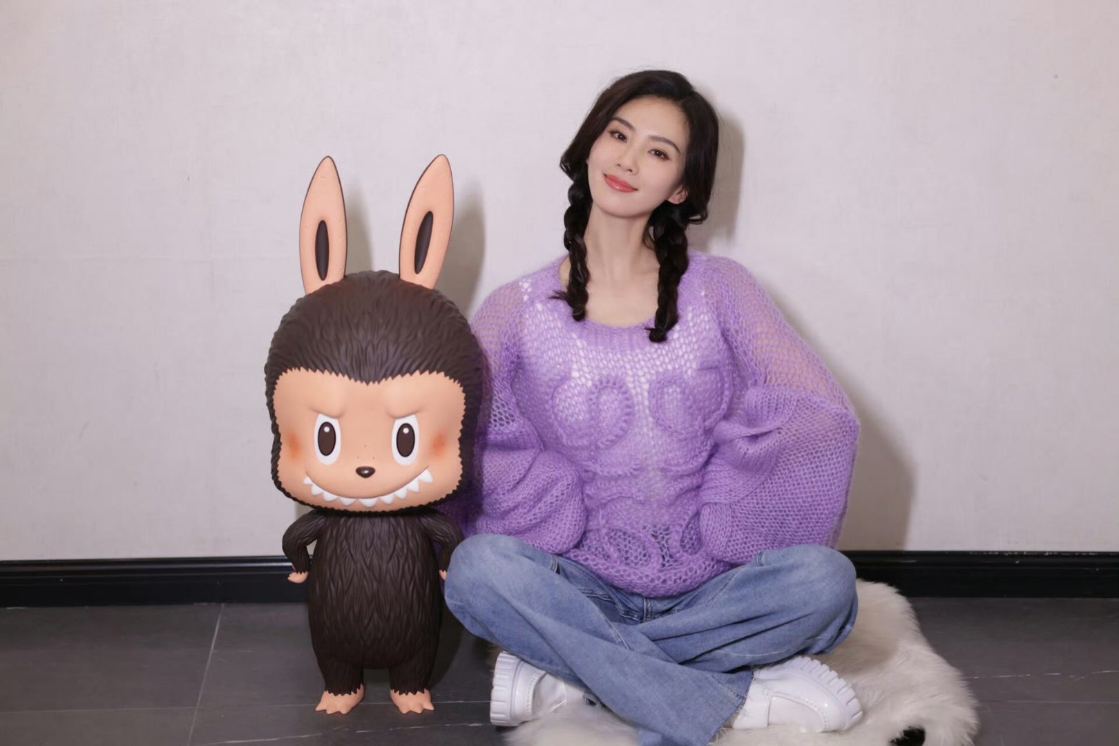 刘诗诗用心在养labubu labubu真的很火，没想到那么多明星都有啊，像之前