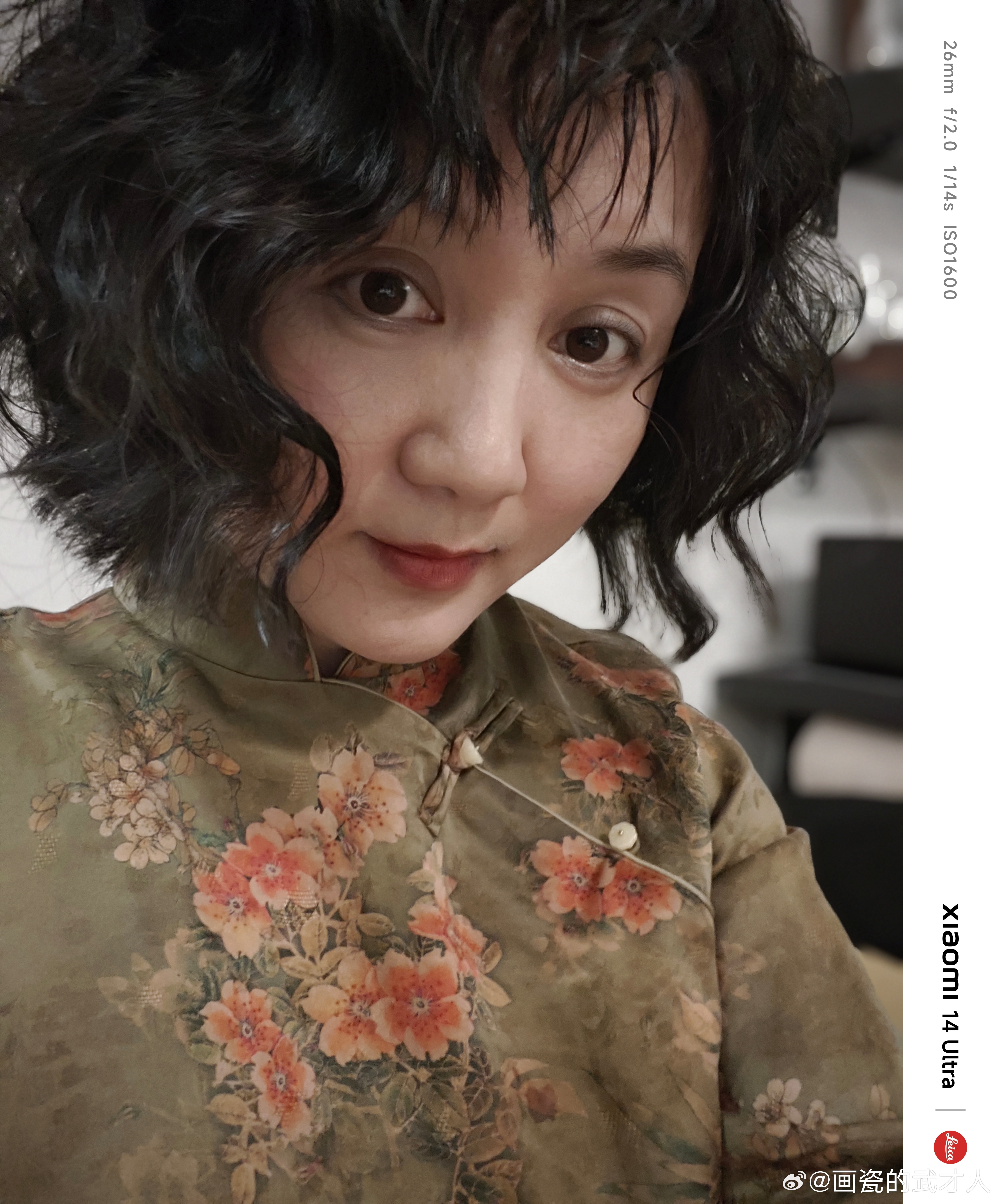 这位气冲冲走出理发店的女士目前正在竭力想把自己看顺眼。但很明显，她想要的清新可爱