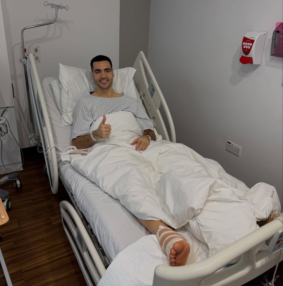 梅里诺在首都顺利完成手术 