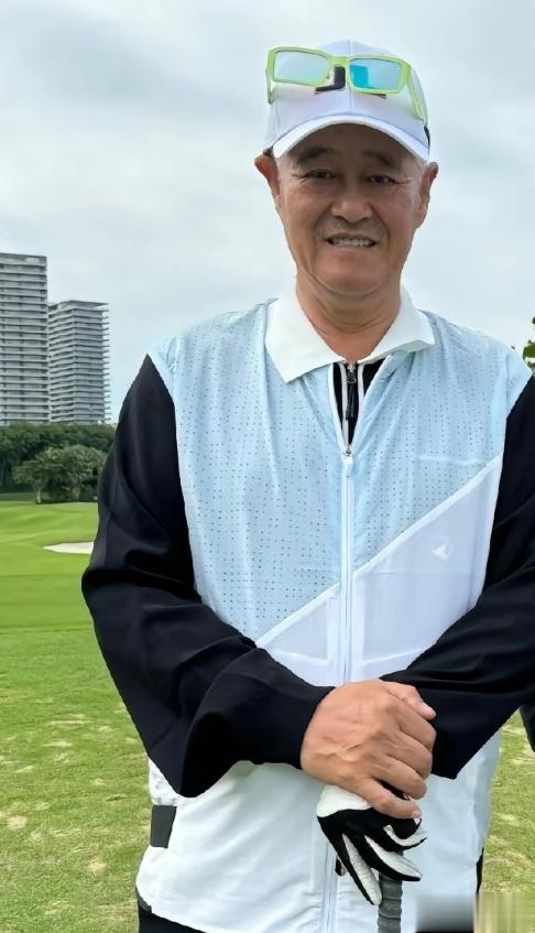 66岁著名表演艺术家、小品艺术家赵本山打高尔夫球，状态太好了！ ​​​