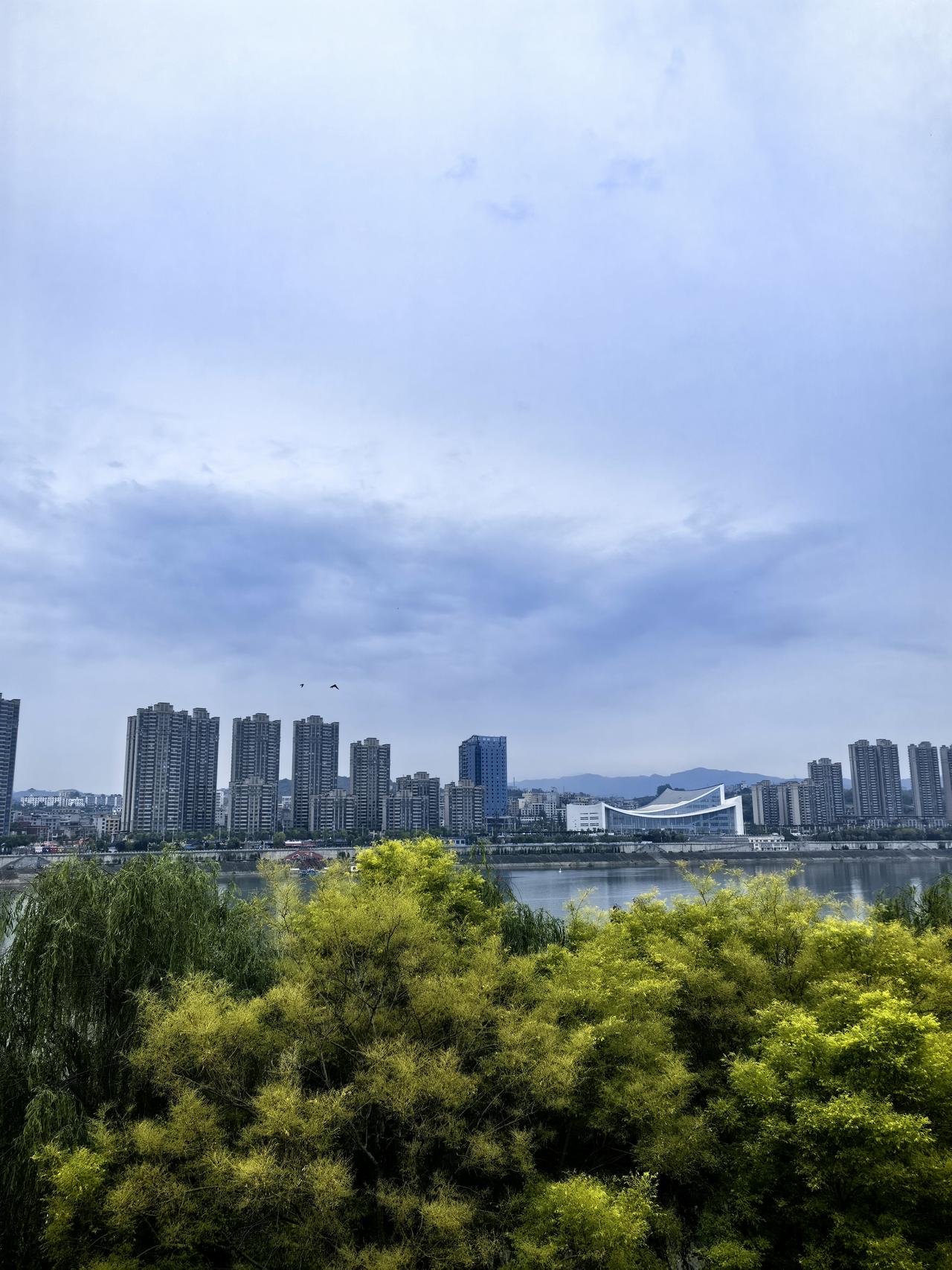 真心话茶局五一第二批到达景点的人已经堵在门外面了，而我正悠闲的和外地人一起逛着自