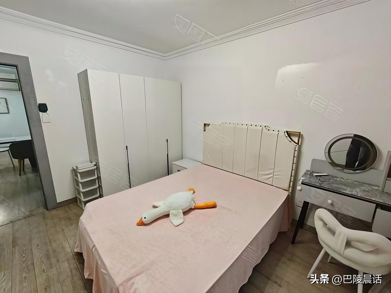 河南郑州发生的这件小事，看完后让人觉得心里暖洋洋的。

一名20岁的打工小伙子租
