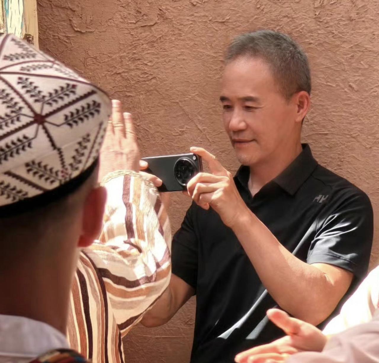 好家伙，有网友拍到王石在新疆，而且手上拿着一款手机，看着不像华为、苹果[吃瓜群众