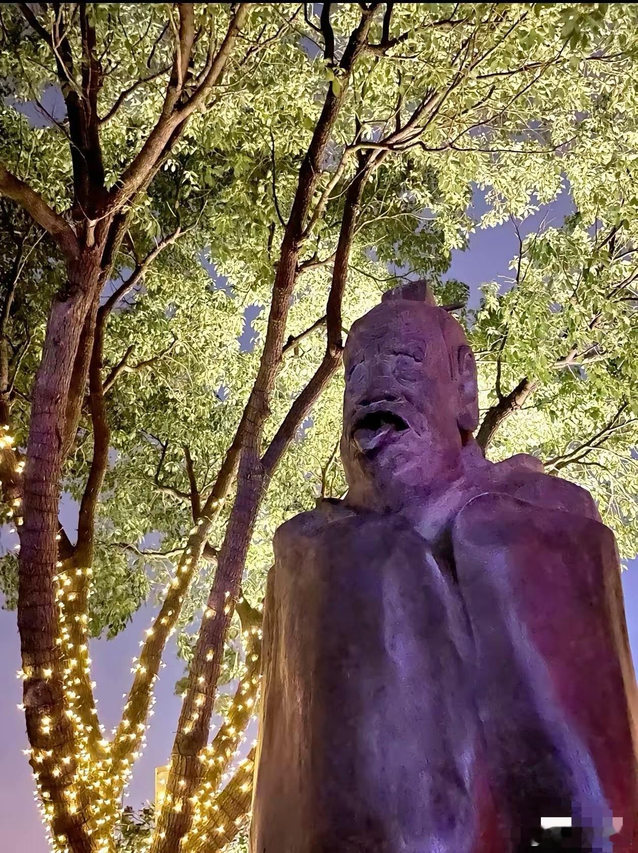 终于拆了！那个看着像“吊死鬼”一样的老子雕像，早就该挪窝了。可笑的是，一帮专家还