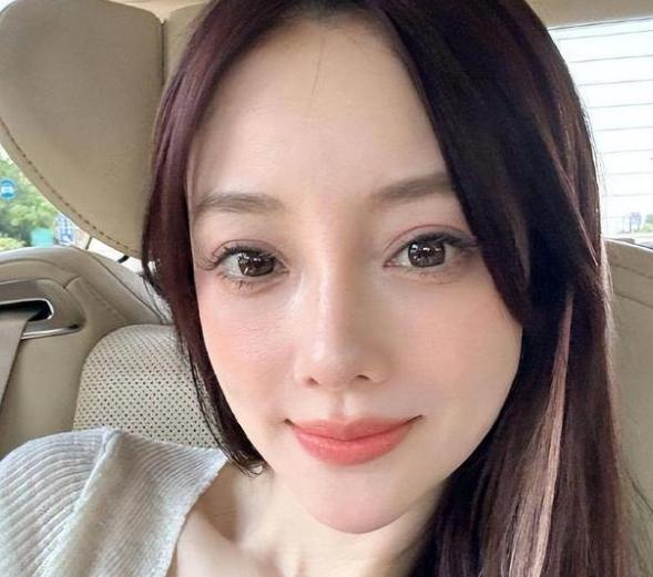 李小璐又上热搜了，这次的词条叫"甜馨疑似当姐姐了"。你注意到那个"疑似"没有？ 