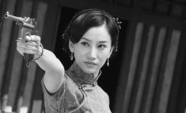 1937年，美女土匪黄八妹孤身求见杜月笙，说自己要打鬼子，杜月笙笑道：“我知道你