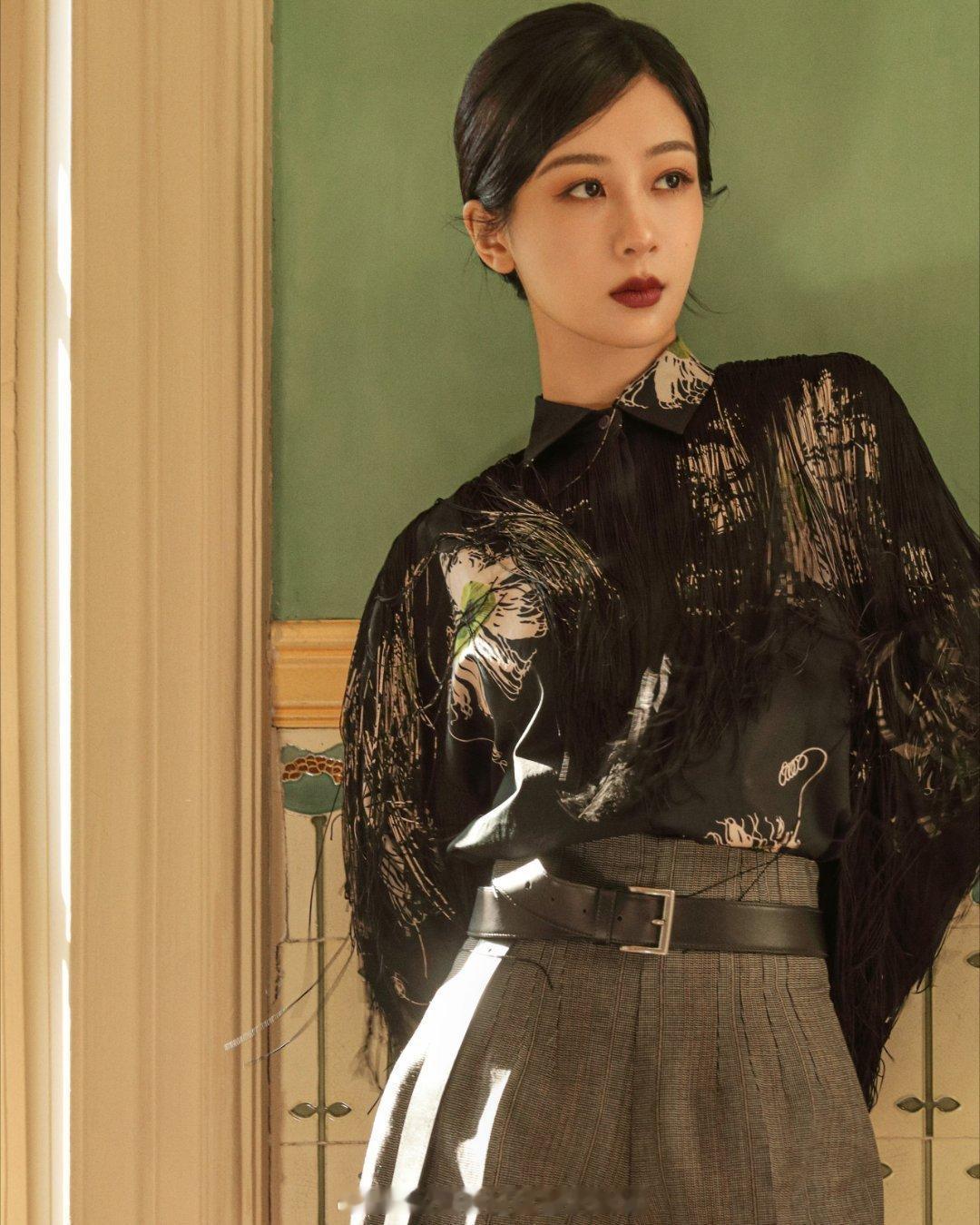 杨紫这个造型好显老。。 ​​​