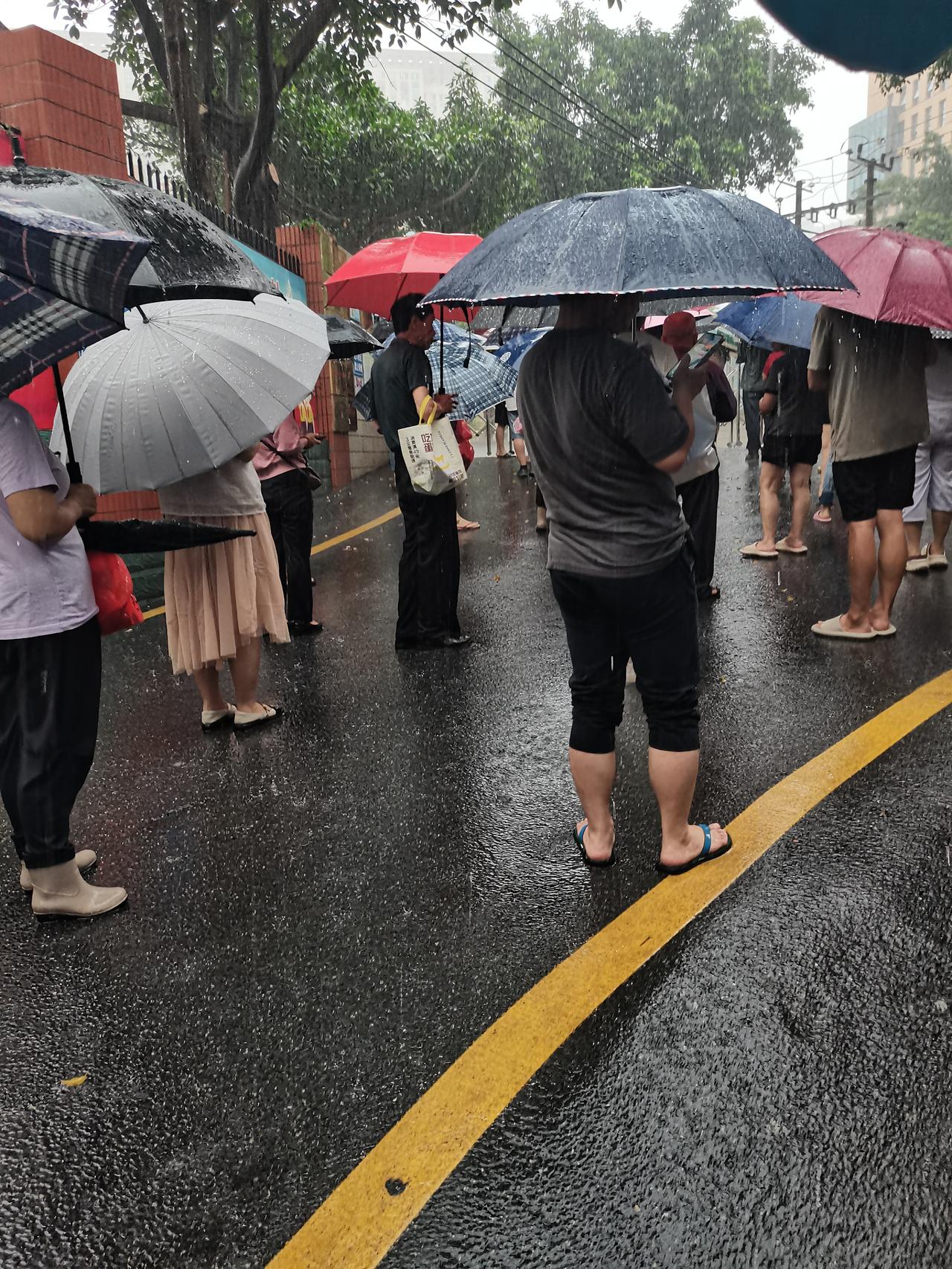 《七律～暴雨接娃有感》

暴雨雷前接小孩，
狂风电里劈高材。
谁知越下河流涨，