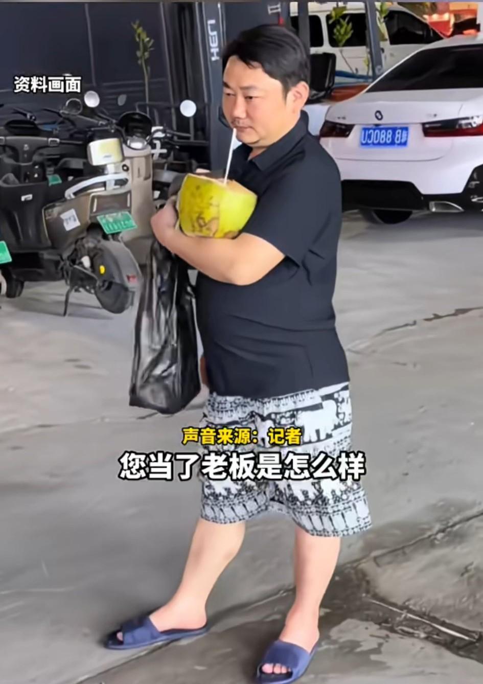张雪应该是最接地气的亿万富翁！
看看他在大街上那种随性的样子，既好笑又可爱。哈哈