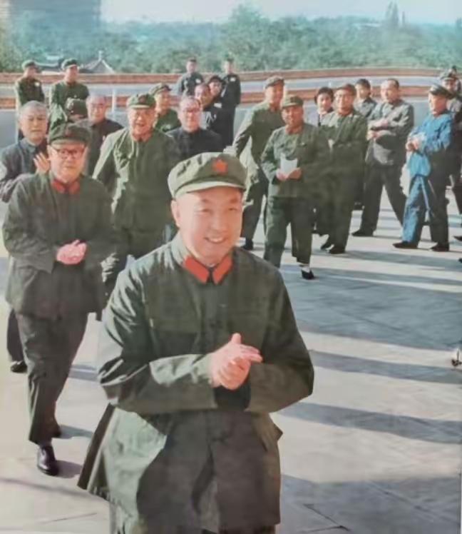 有人说他根基薄弱，可他从未为自己谋过半分
 
总有人说，华国锋主席接班时根基太浅