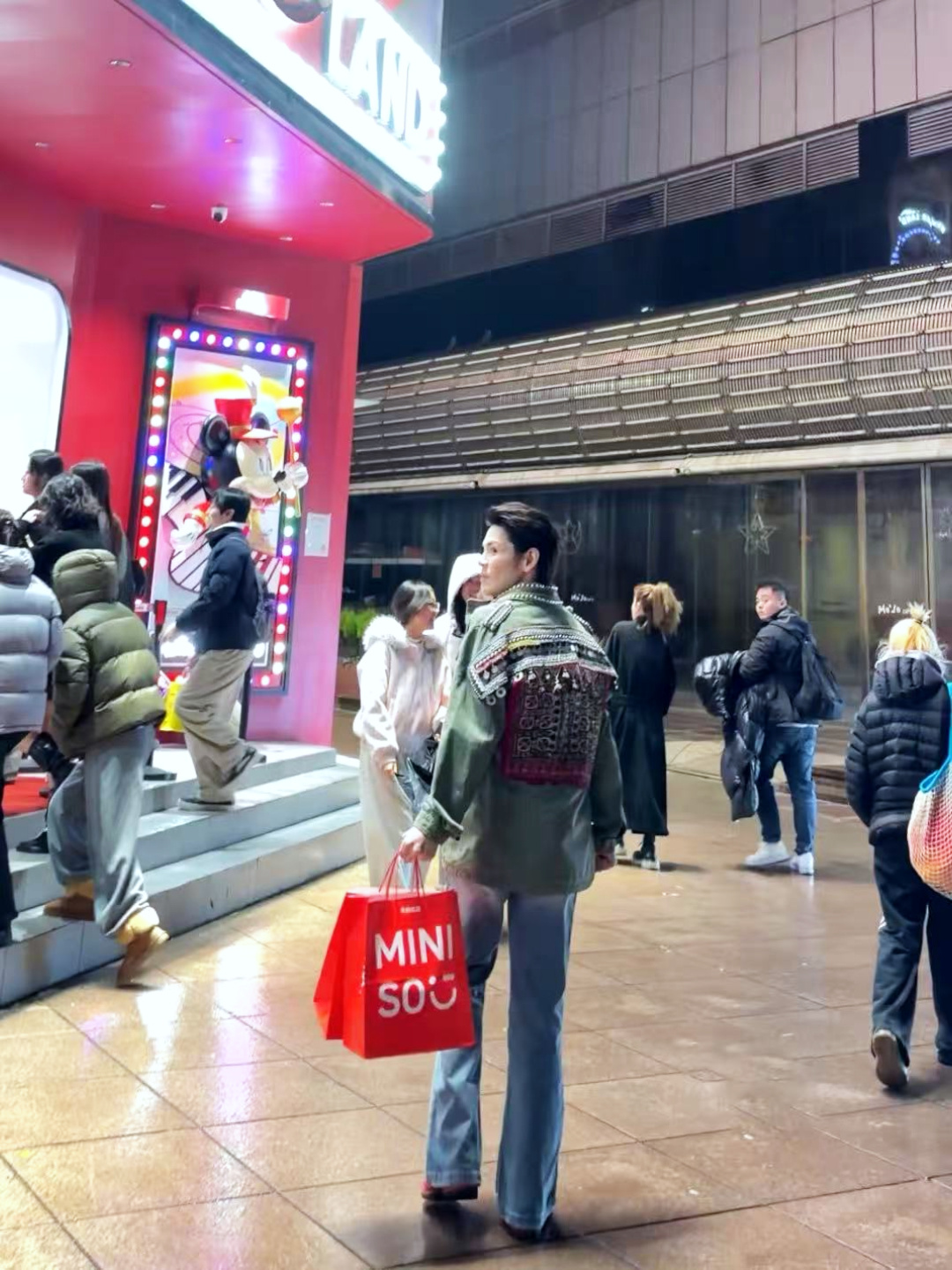 向佐为郭碧婷买了个巨型猪公仔以前是“看向佐搞抽象”，现在是“看佐子偶遇买单好帅”