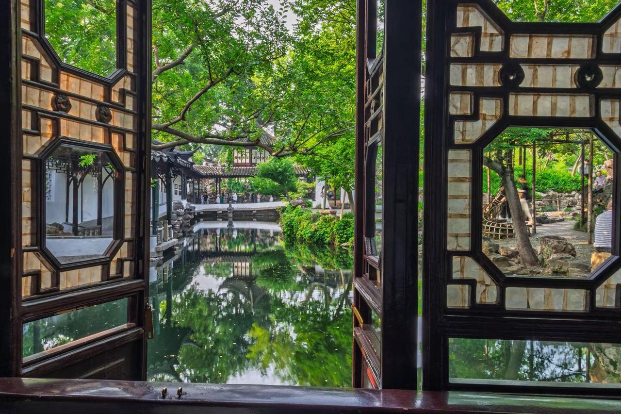 苏州拙政园。苏州拙政园苏式窗景 中式园林之美学 中式美学之框景 中式美学园林