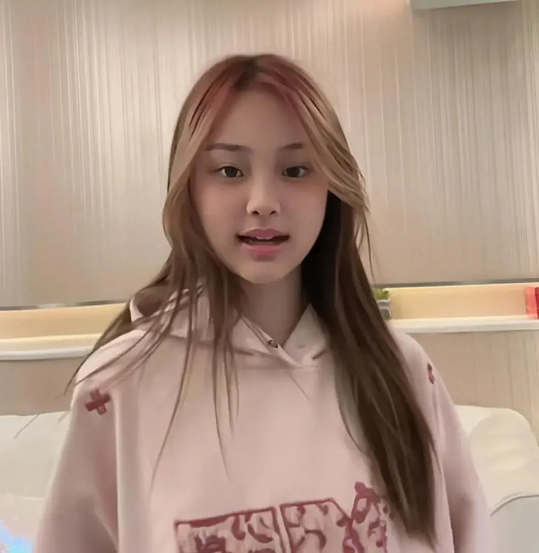 甜馨太会长了，这不是拥有爸爸的帅气，妈妈的甜美哈哈，就像贾乃亮戴了个假发吗？太像