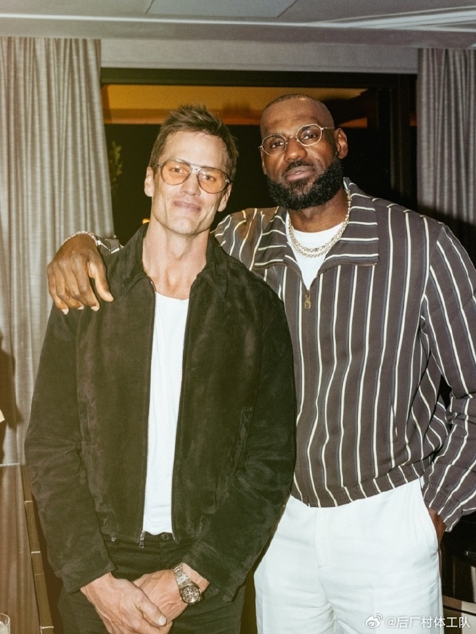 詹姆斯布雷迪同框 汤姆·布雷迪加上勒布朗·詹姆斯，NFL官方社媒转发配文：🐐 